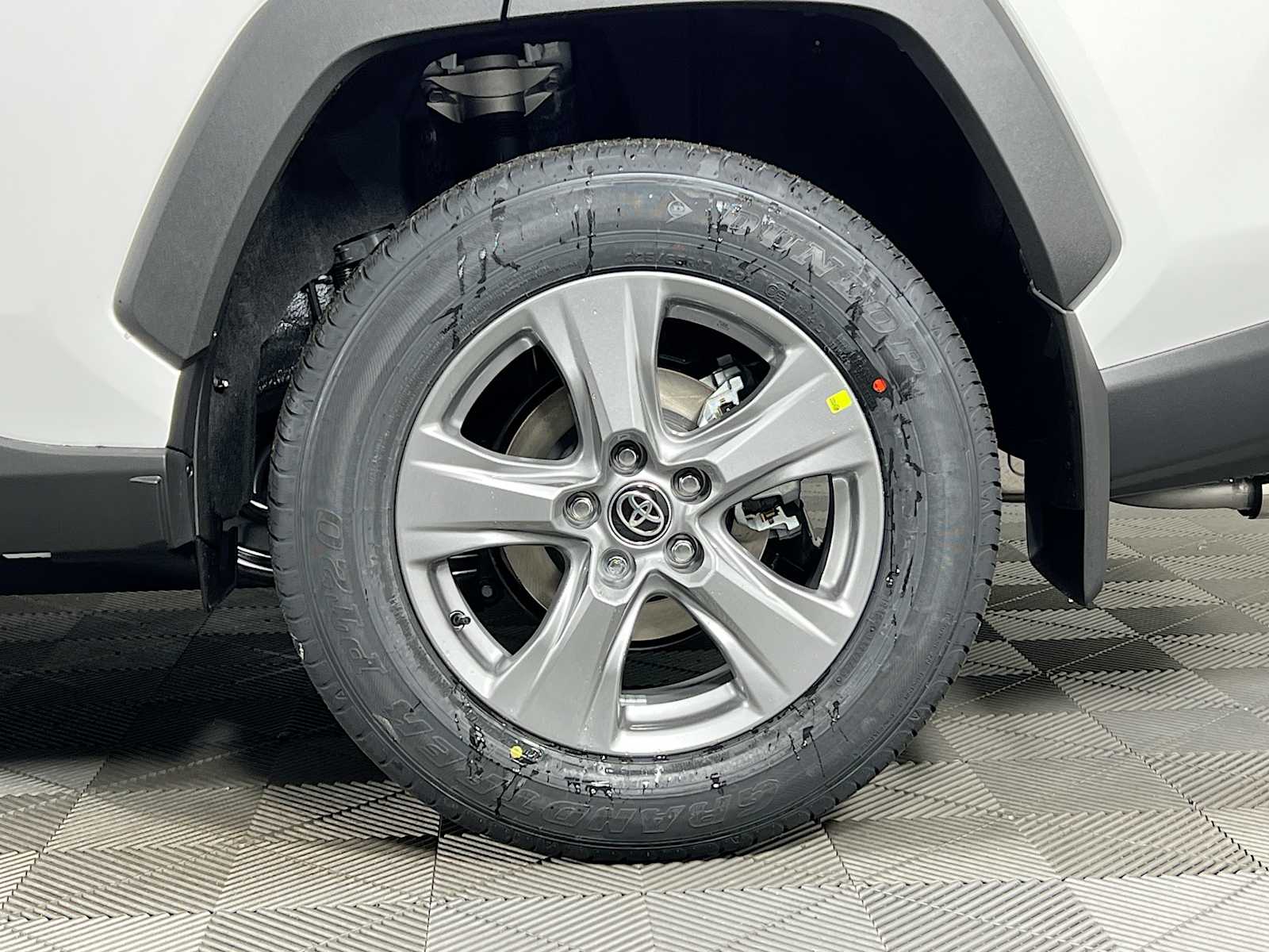 2025 Toyota RAV4 XLE - Photo 19