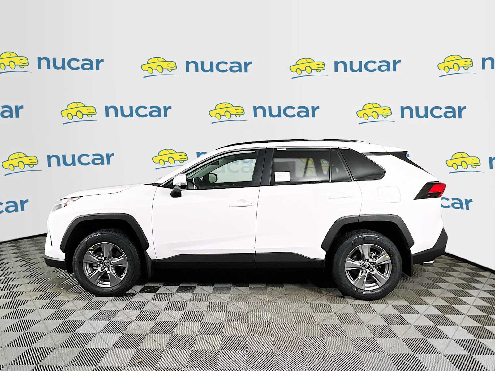 2025 Toyota RAV4 XLE - Photo 3