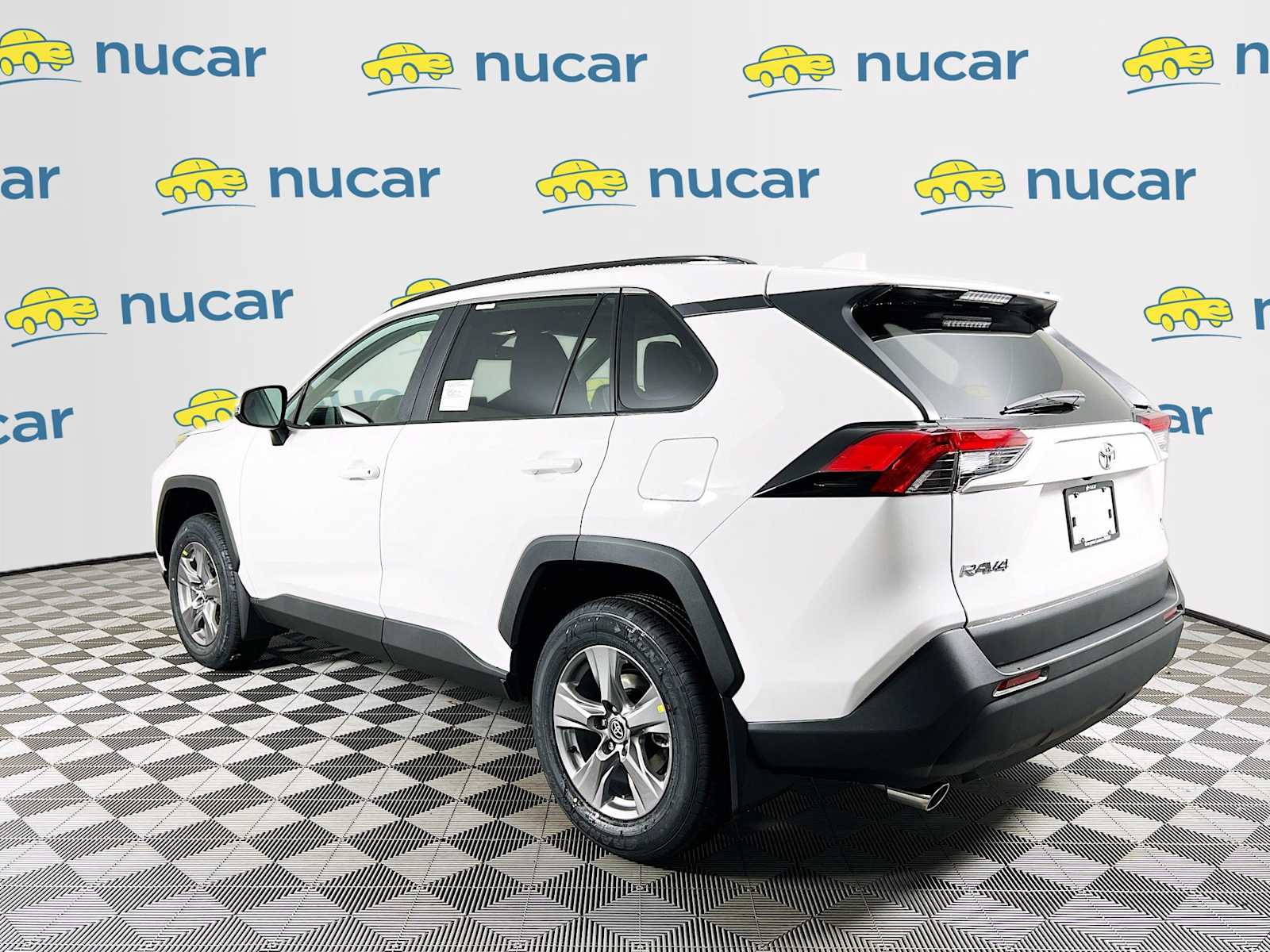 2025 Toyota RAV4 XLE - Photo 4