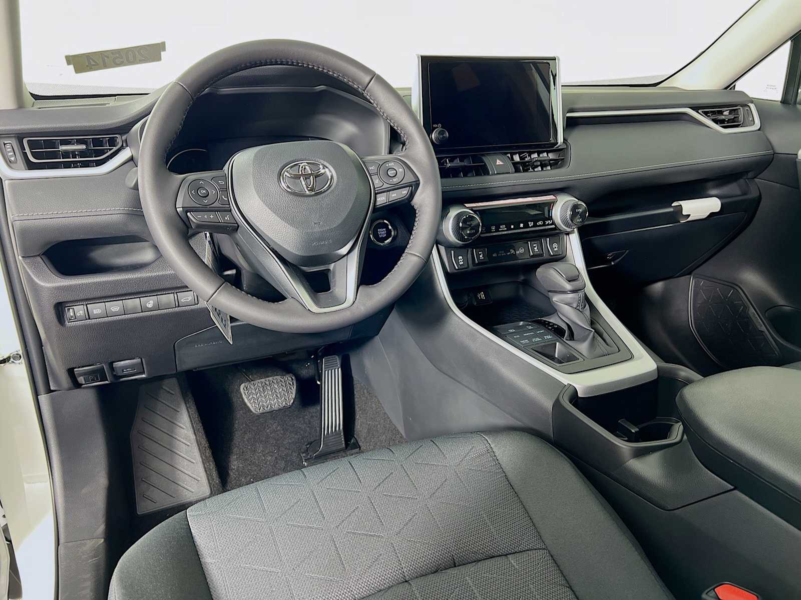 2025 Toyota RAV4 XLE - Photo 6