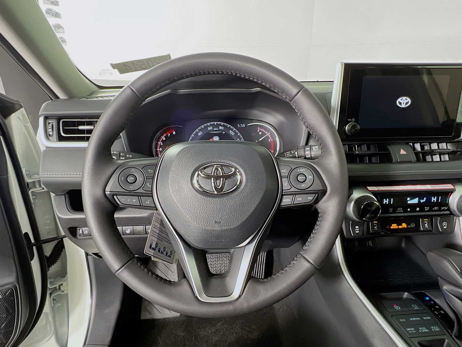 2025 Toyota RAV4 XLE - Photo 7