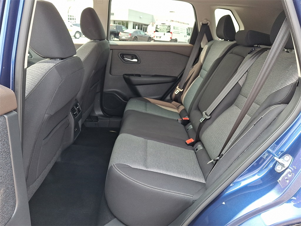 2021 Nissan Rogue SV - Photo 11