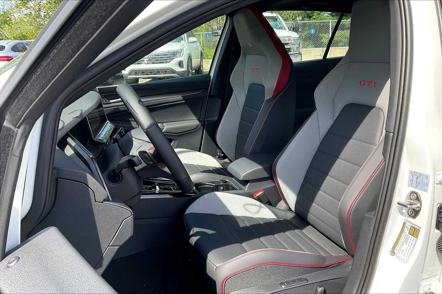 2025 Volkswagen Golf GTI SE - Photo 11
