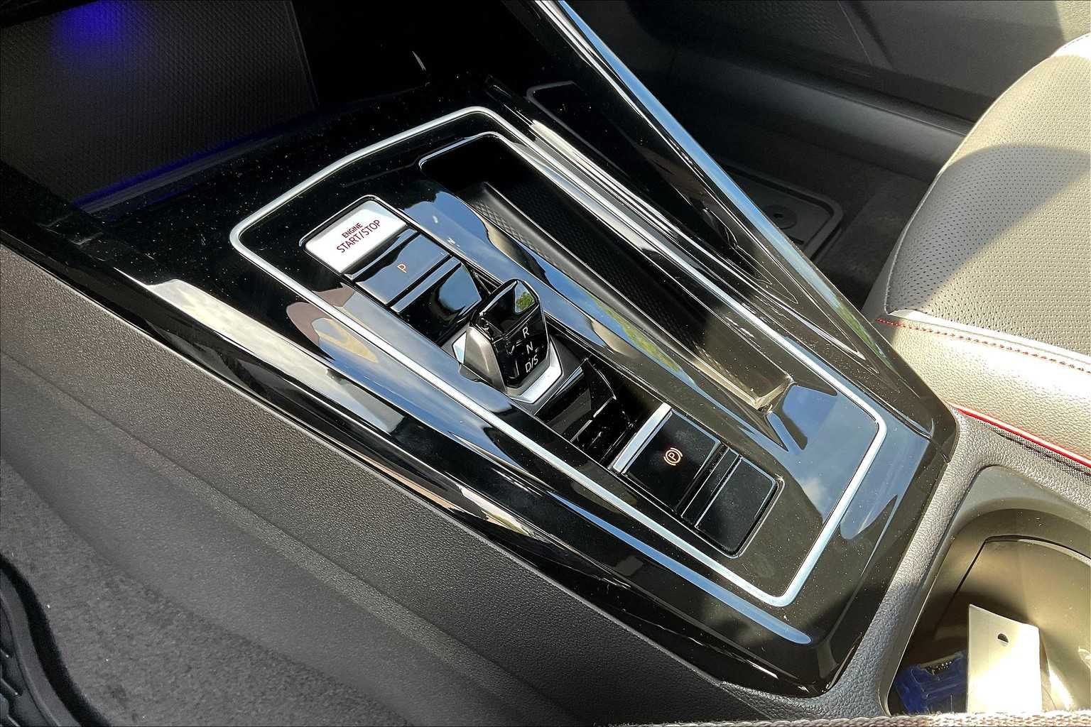 2025 Volkswagen Golf GTI SE - Photo 14