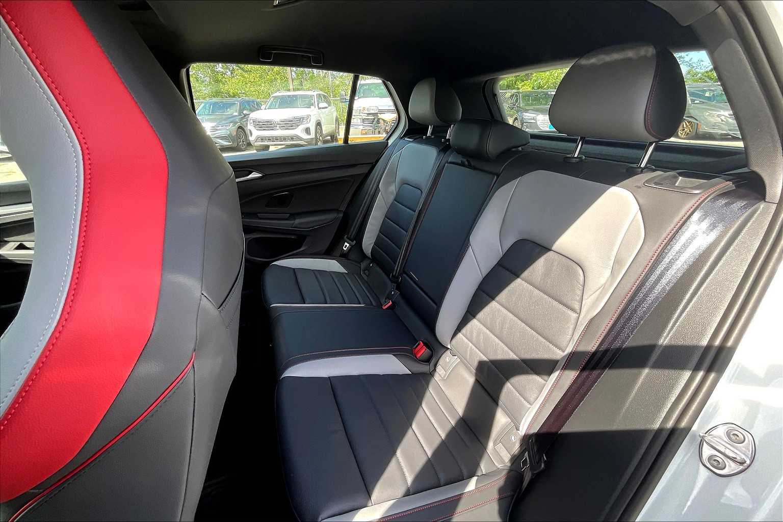 2025 Volkswagen Golf GTI SE - Photo 15