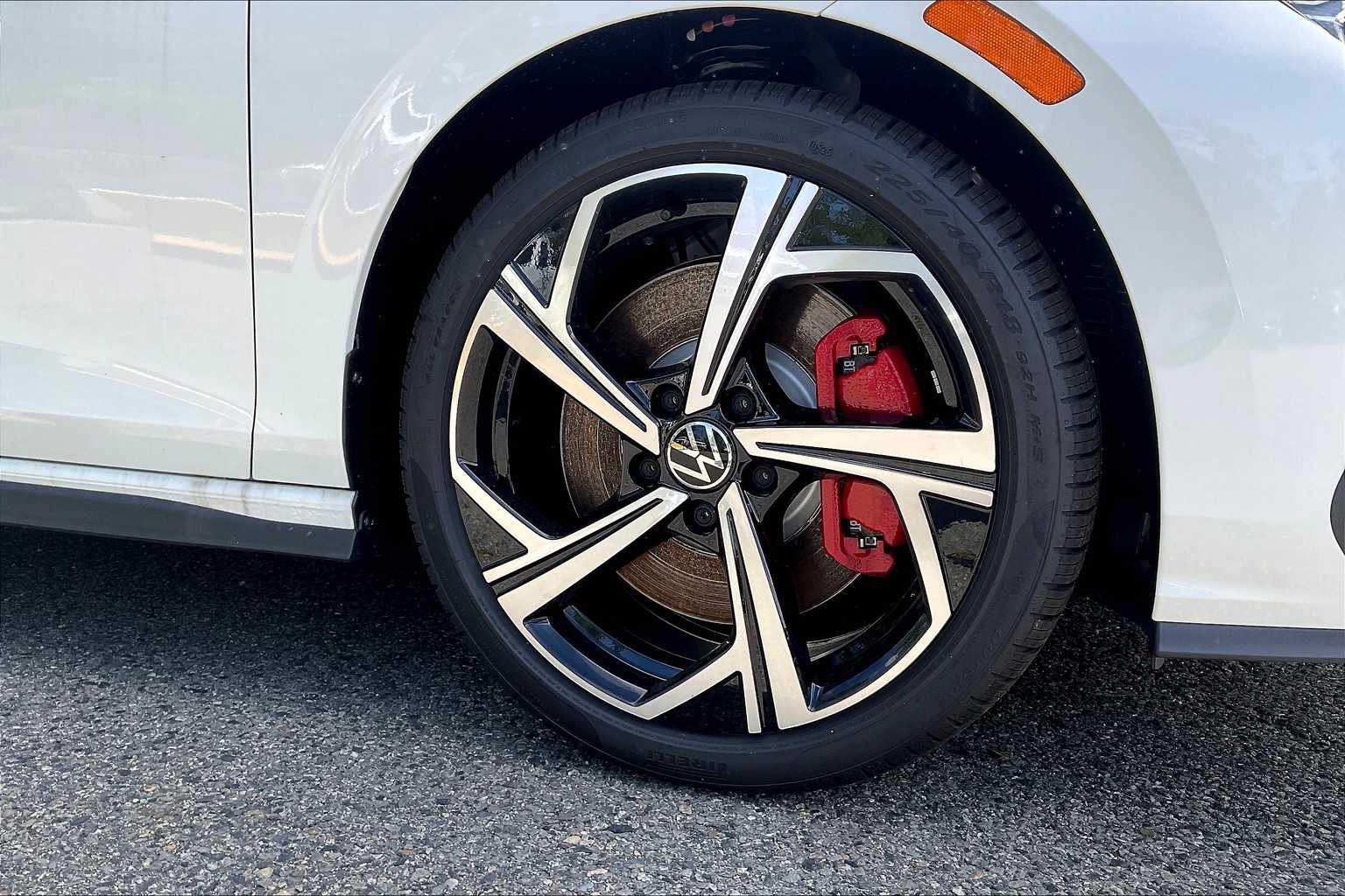 2025 Volkswagen Golf GTI SE - Photo 8