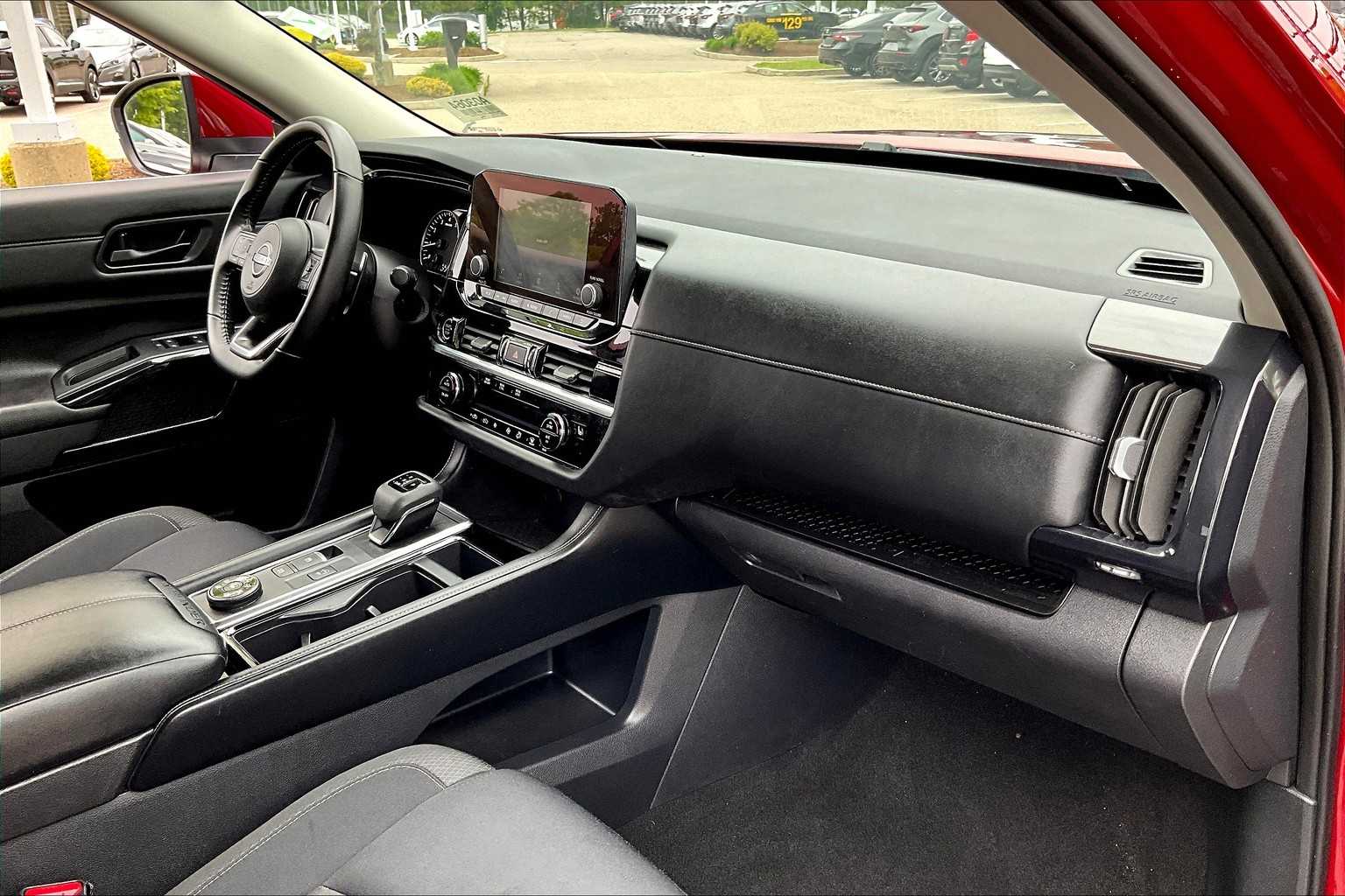2024 Nissan Pathfinder SV - Photo 14