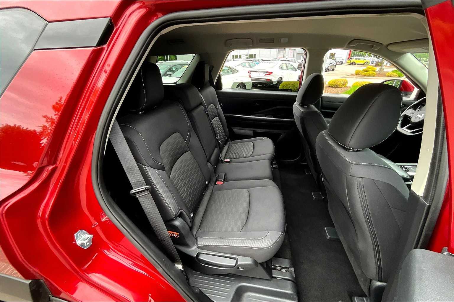 2024 Nissan Pathfinder SV - Photo 16