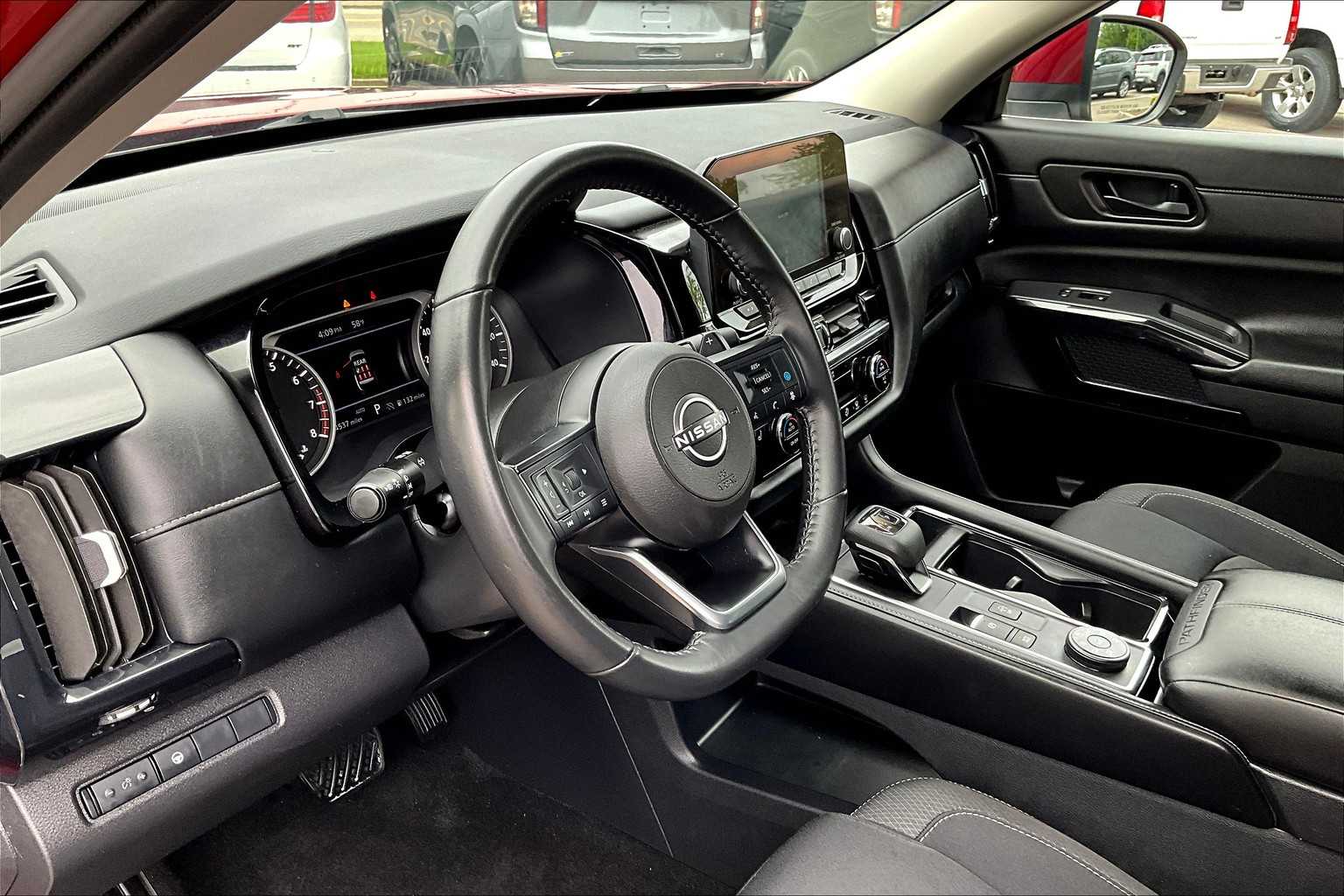 2024 Nissan Pathfinder SV - Photo 8