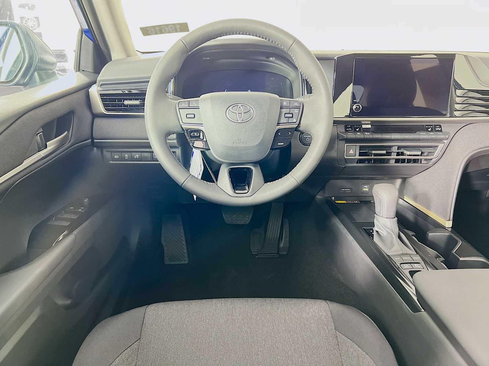 2025 Toyota Camry LE - Photo 15