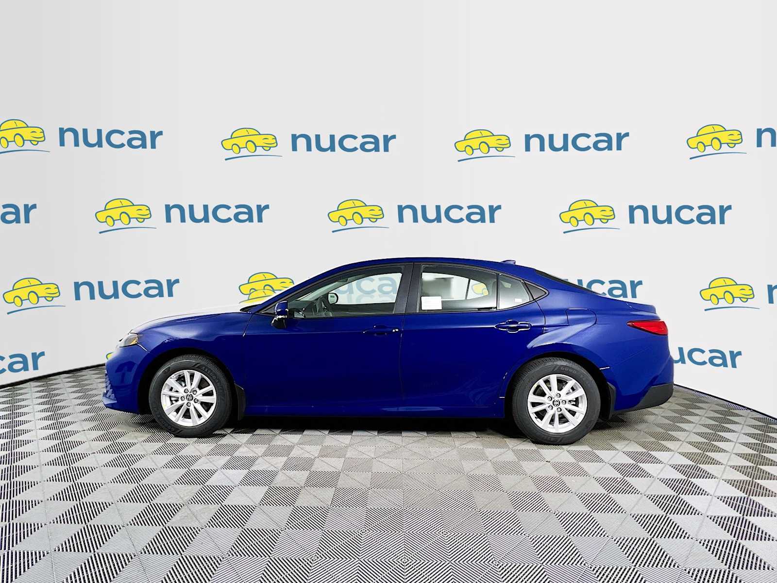 2025 Toyota Camry LE - Photo 3