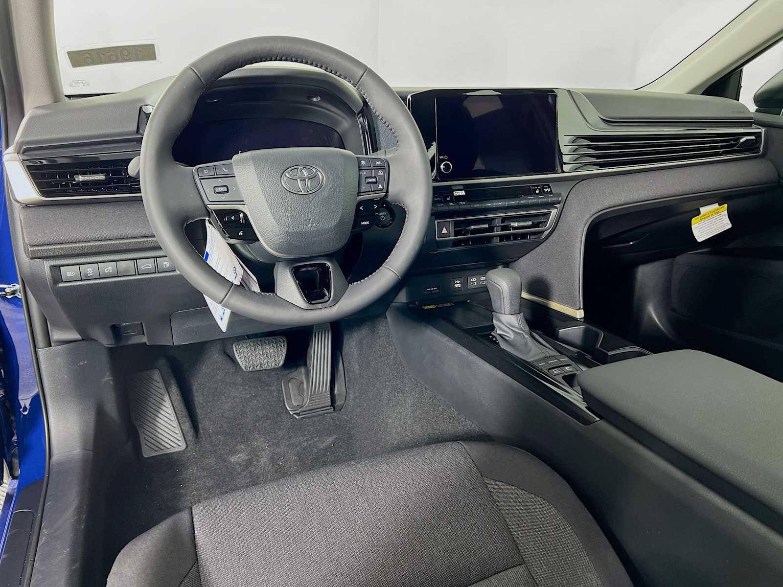 2025 Toyota Camry LE - Photo 6