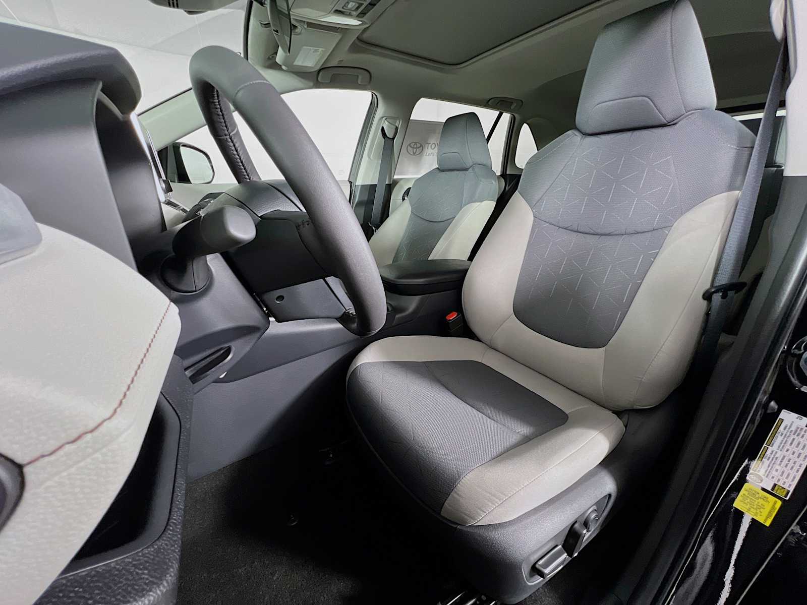 2025 Toyota RAV4 Hybrid XLE - Photo 12