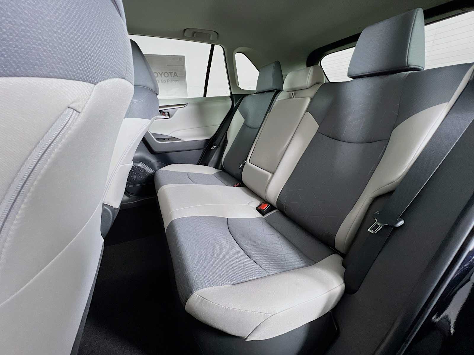 2025 Toyota RAV4 Hybrid XLE - Photo 13