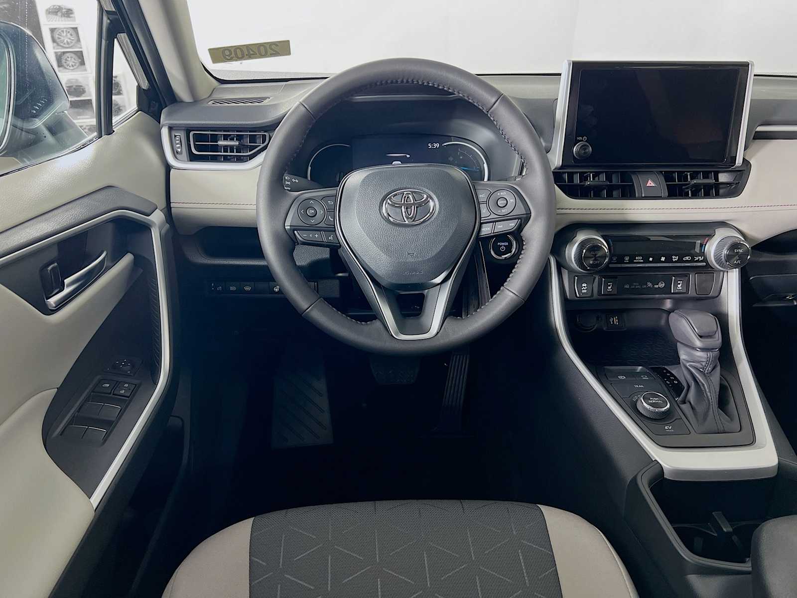 2025 Toyota RAV4 Hybrid XLE - Photo 15