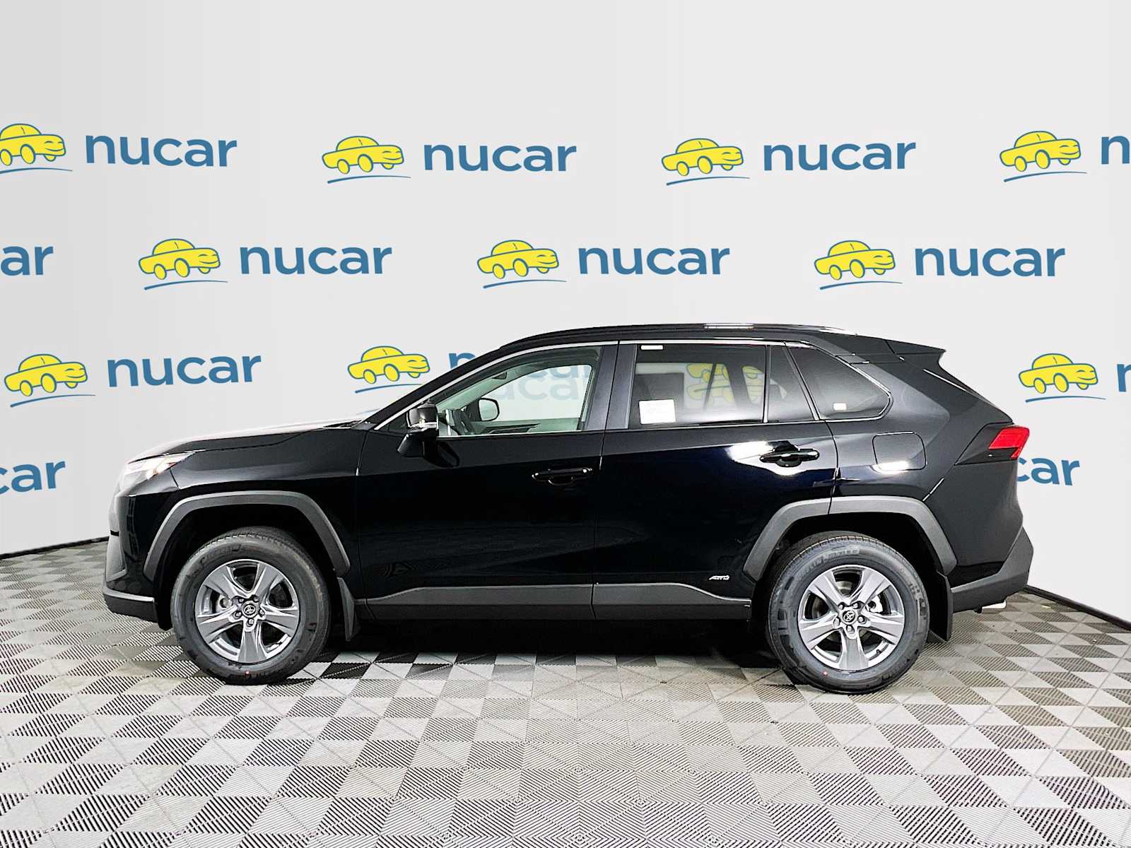 2025 Toyota RAV4 Hybrid XLE - Photo 3