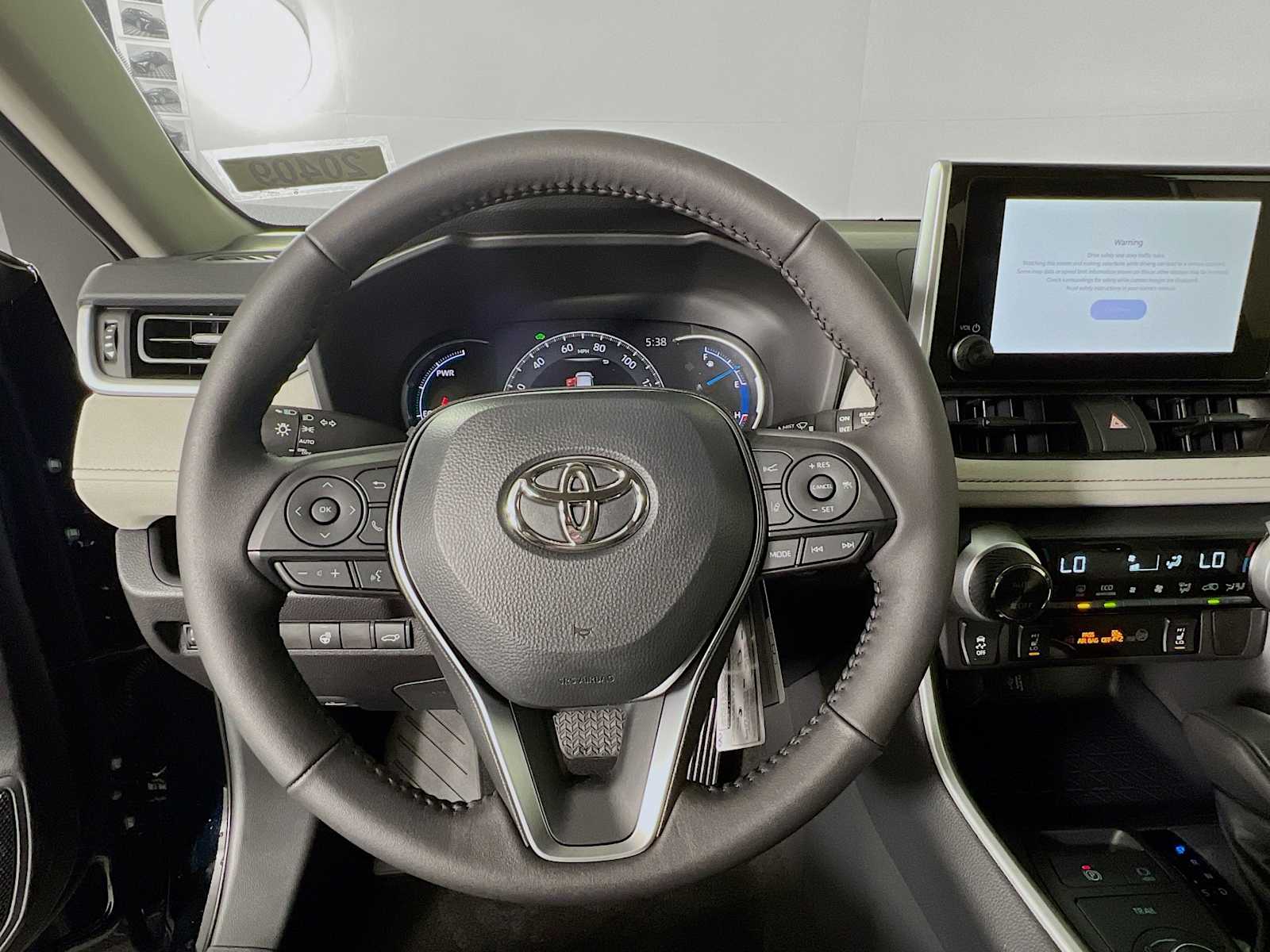 2025 Toyota RAV4 Hybrid XLE - Photo 7