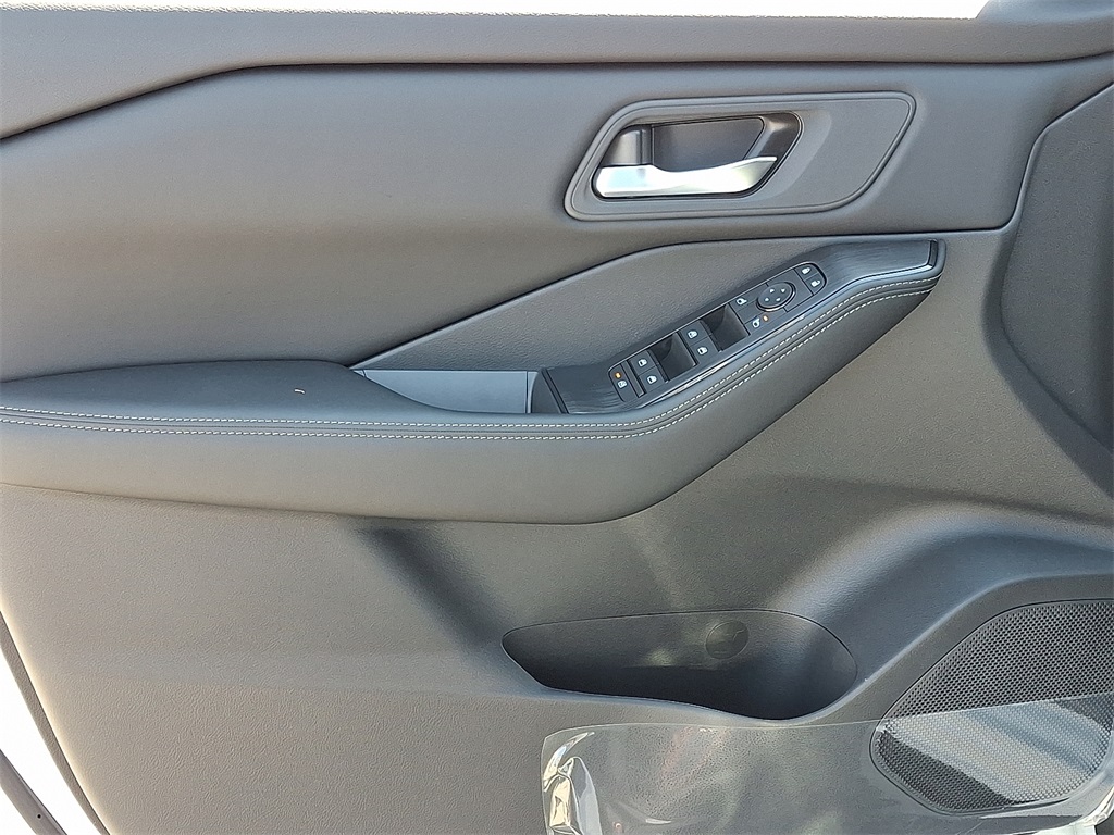 2026 Nissan Rogue SV - Photo 8