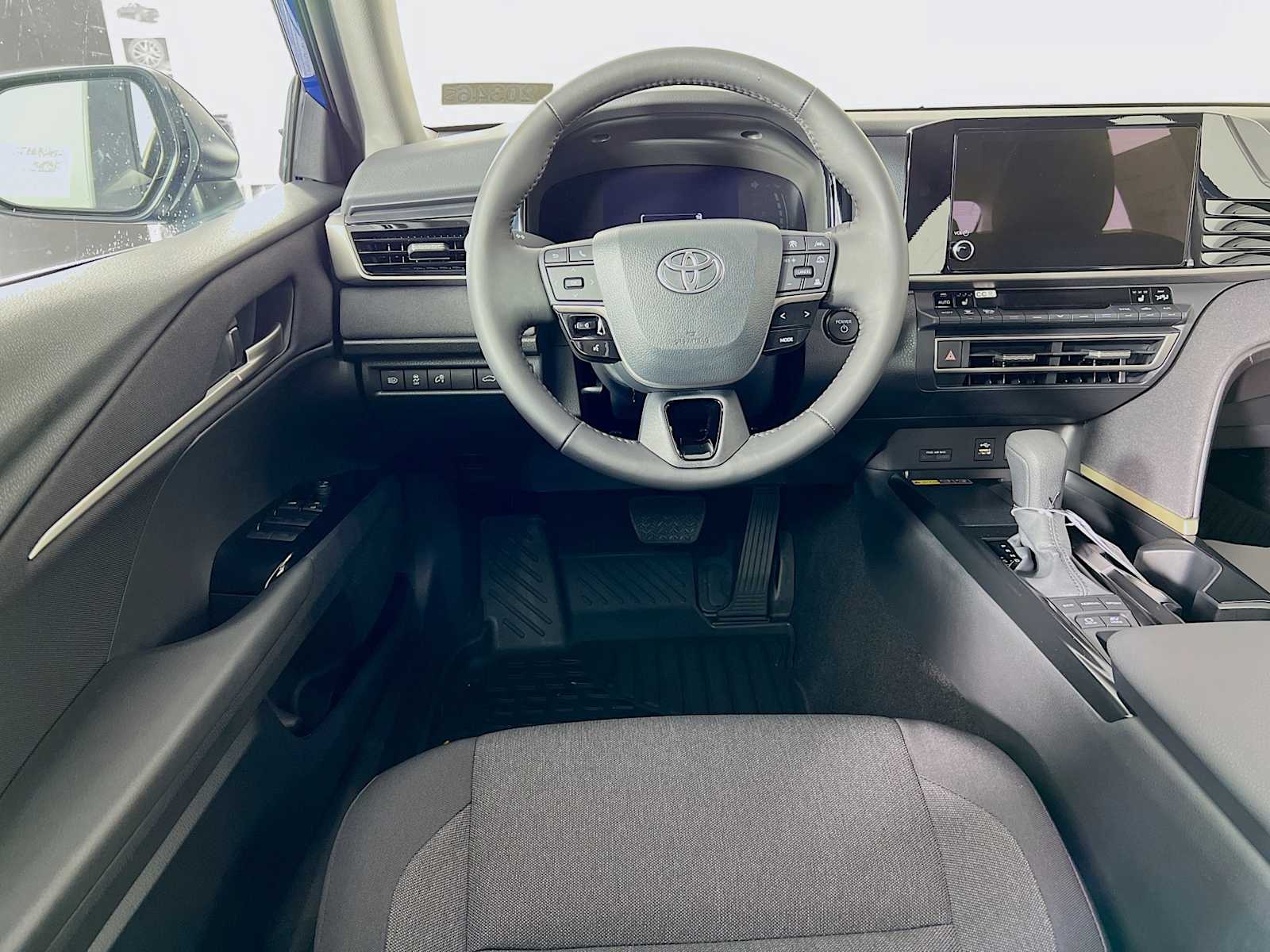 2025 Toyota Camry LE - Photo 15