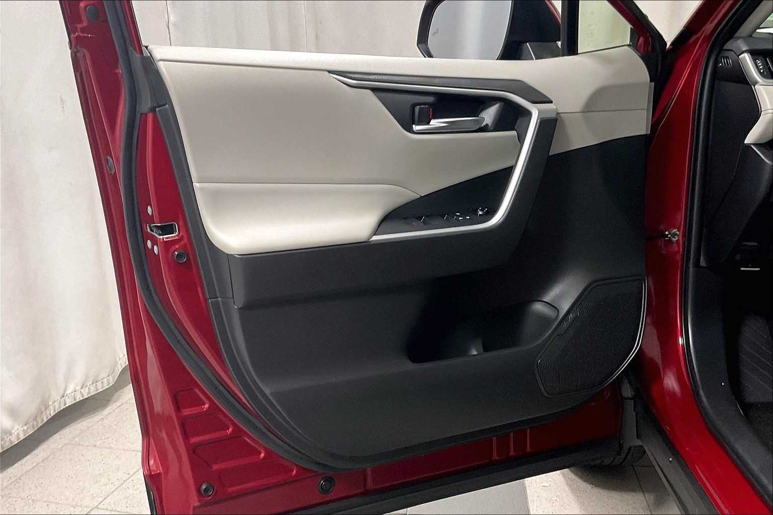 2021 Toyota RAV4 XLE Premium - Photo 9