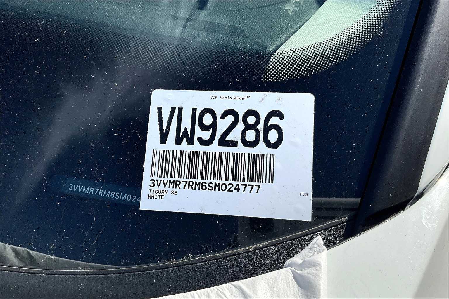 2025 Volkswagen Tiguan SE - Photo 18