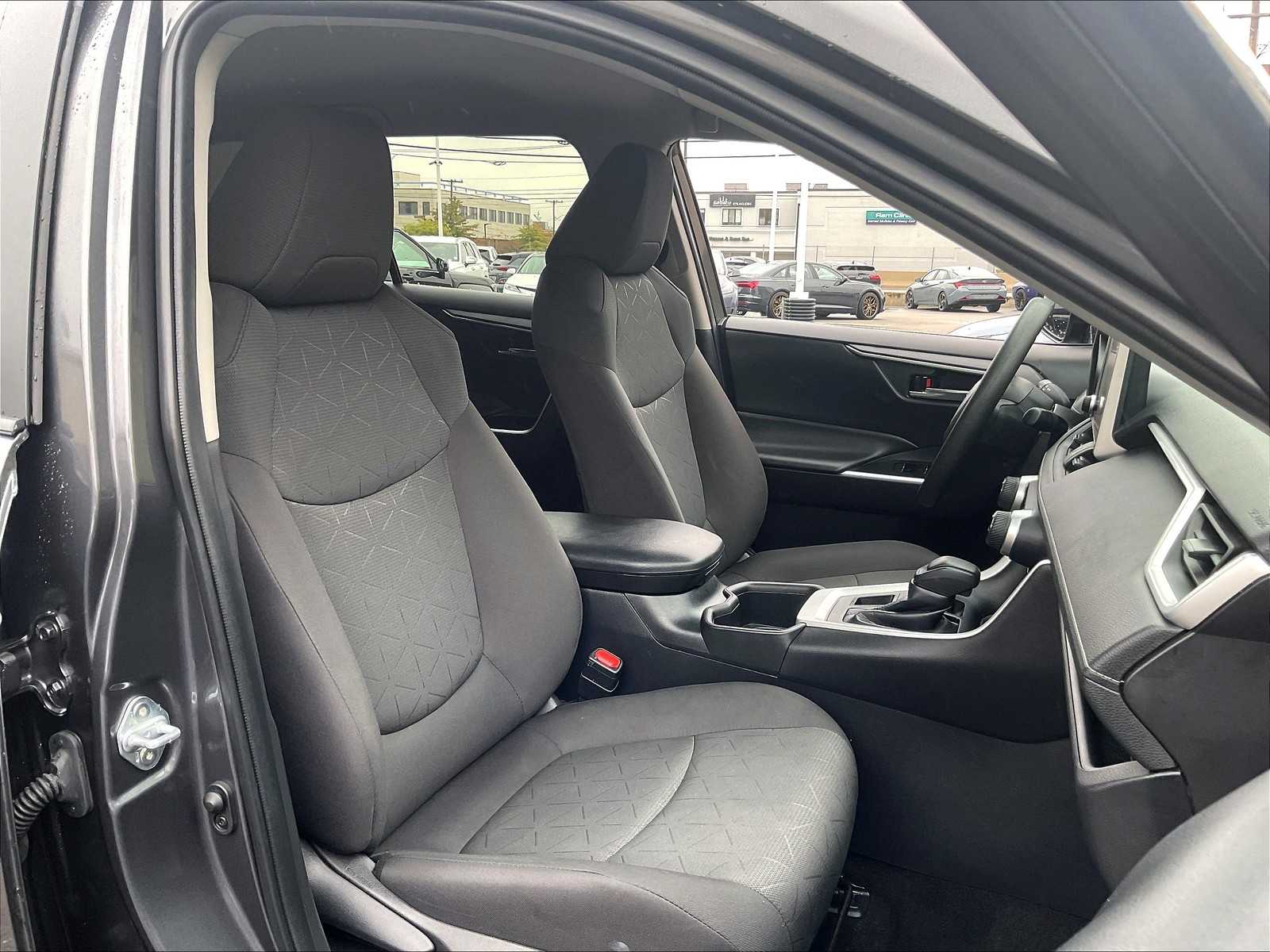 2024 Toyota RAV4 XLE - Photo 11