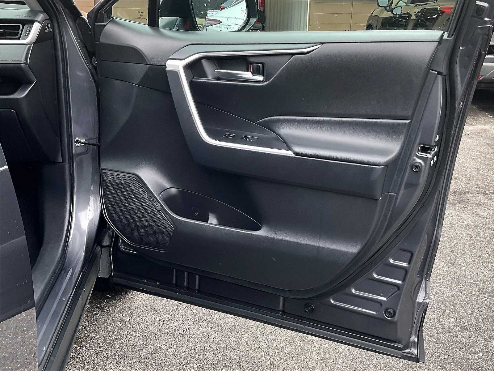 2024 Toyota RAV4 XLE - Photo 12