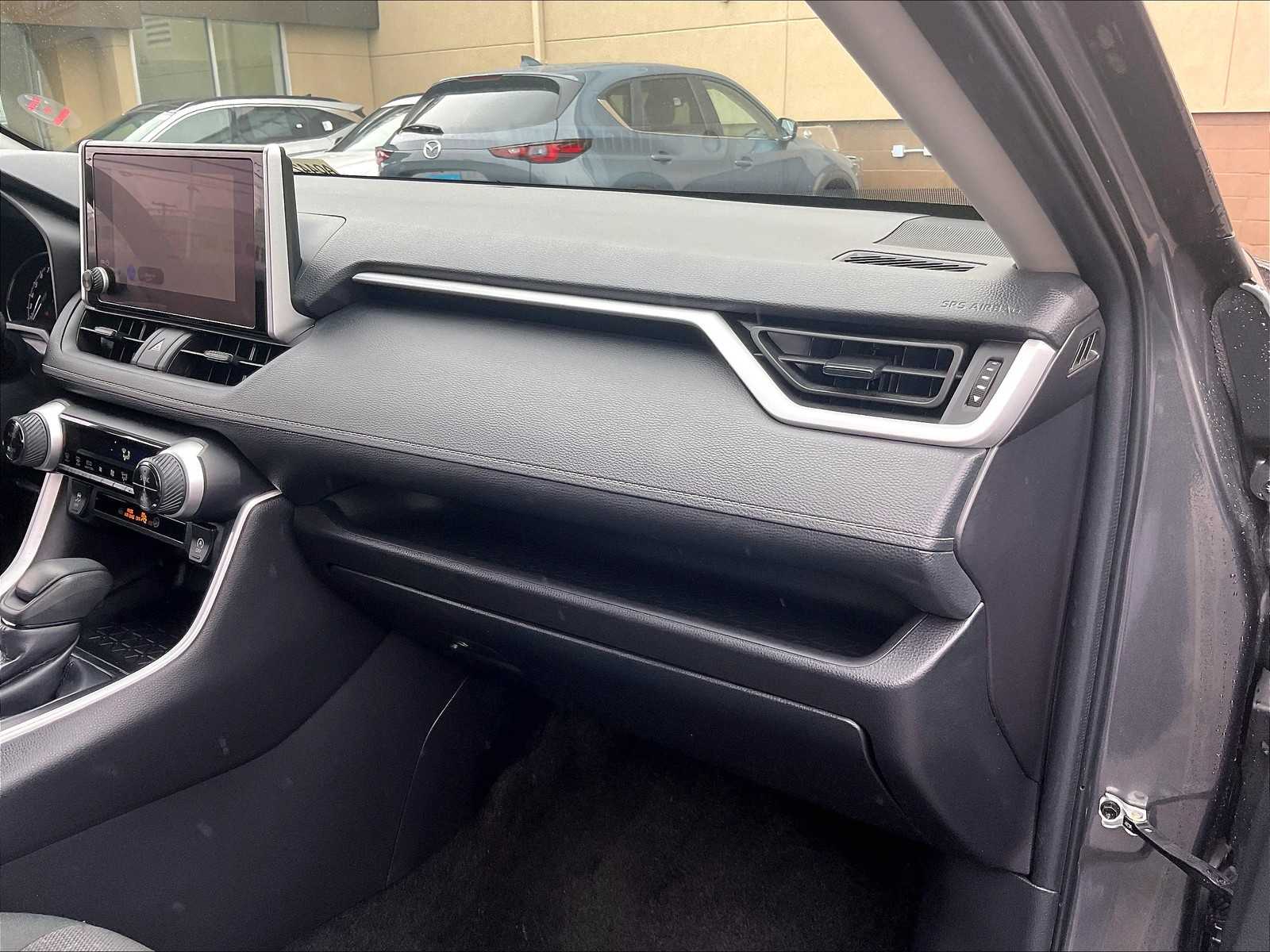 2024 Toyota RAV4 XLE - Photo 13