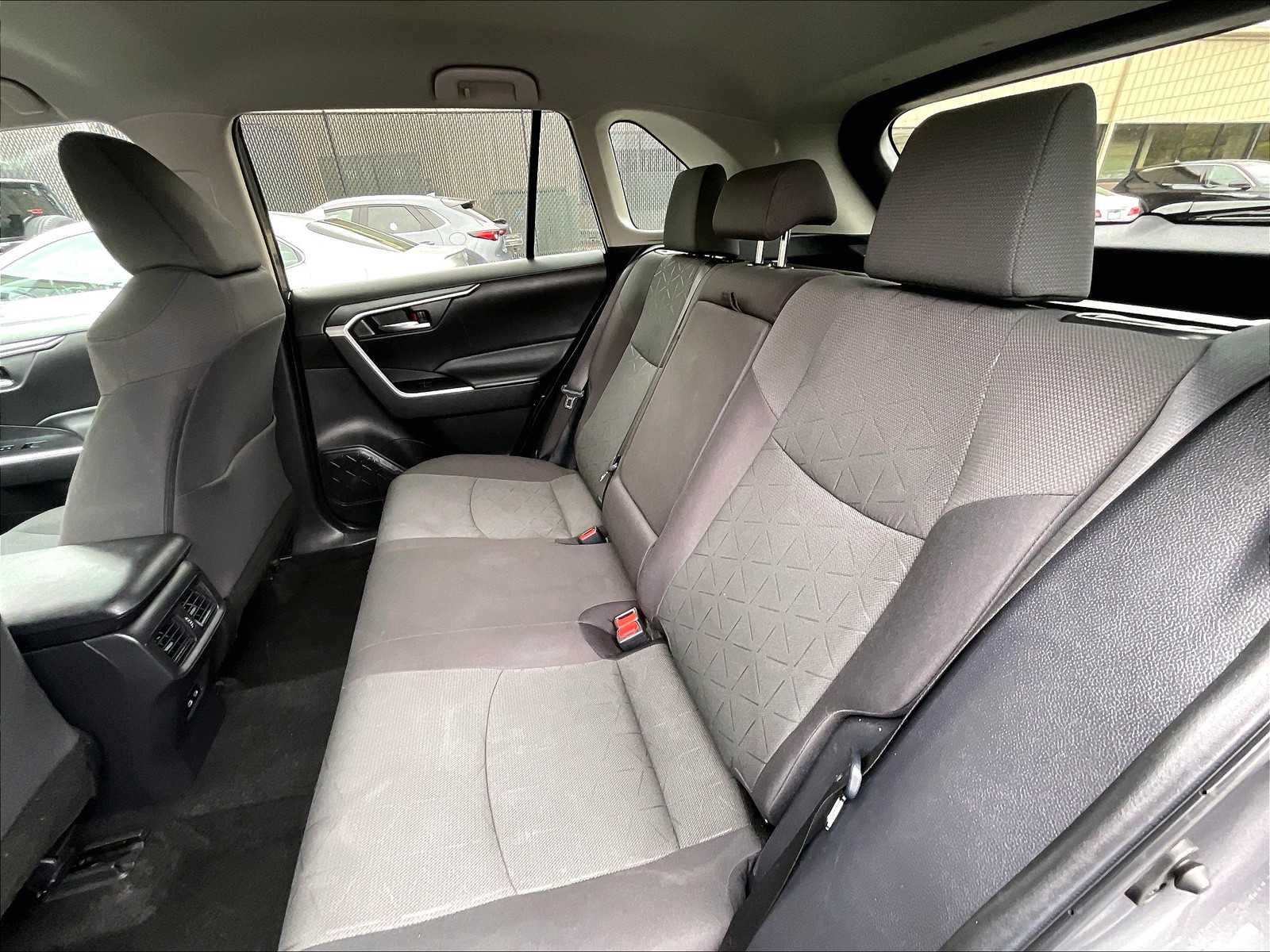 2024 Toyota RAV4 XLE - Photo 15