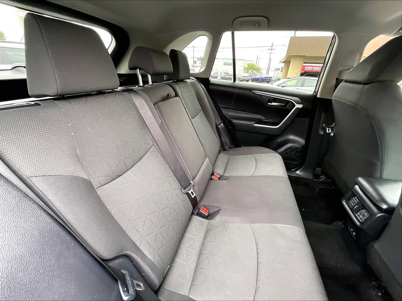 2024 Toyota RAV4 XLE - Photo 16