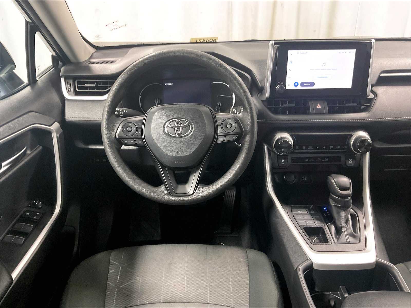 2024 Toyota RAV4 XLE - Photo 17