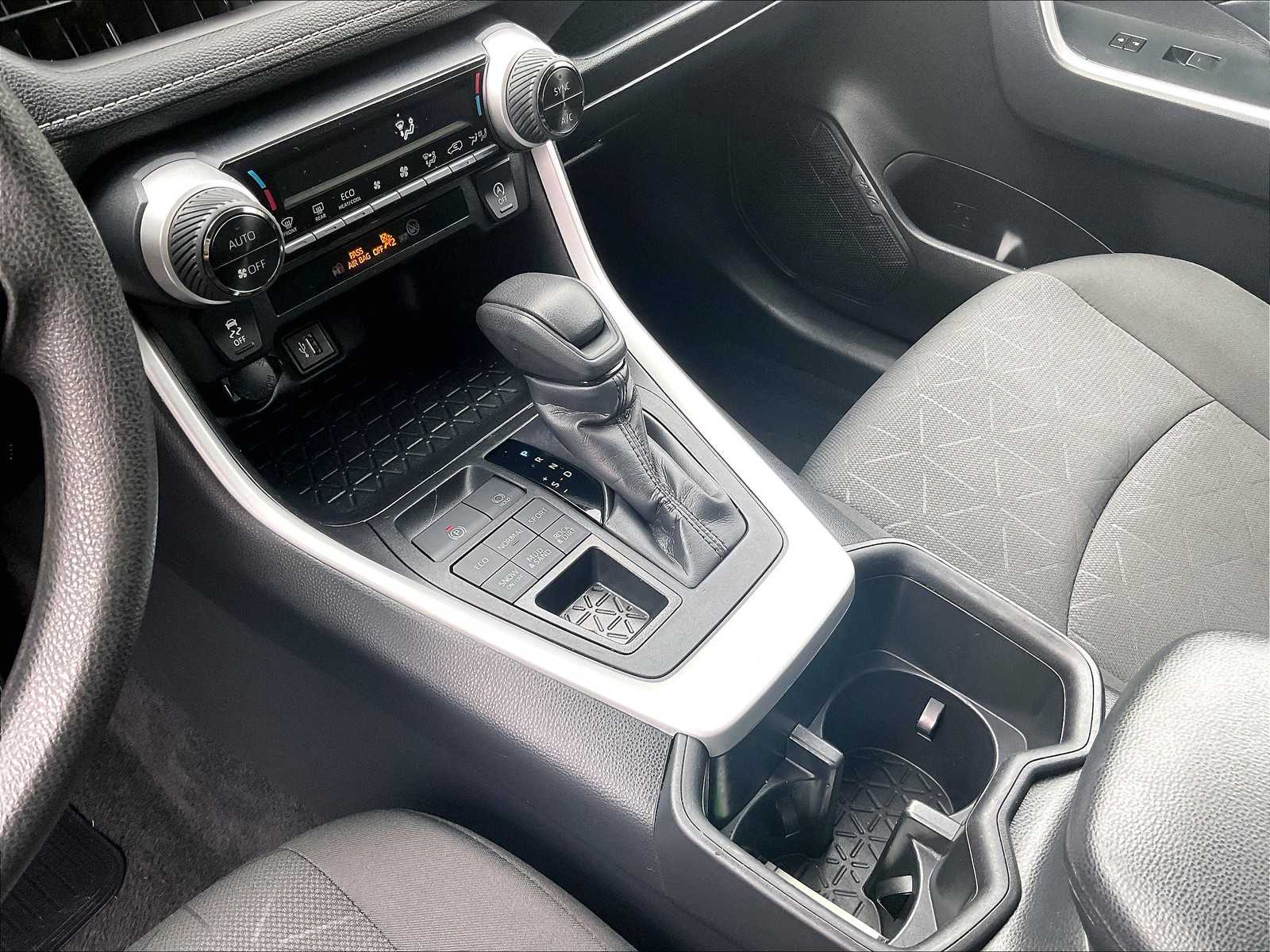 2024 Toyota RAV4 XLE - Photo 20