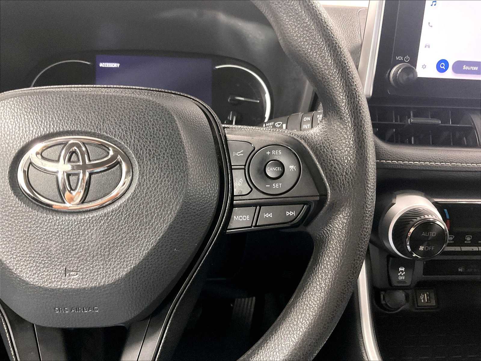 2024 Toyota RAV4 XLE - Photo 23