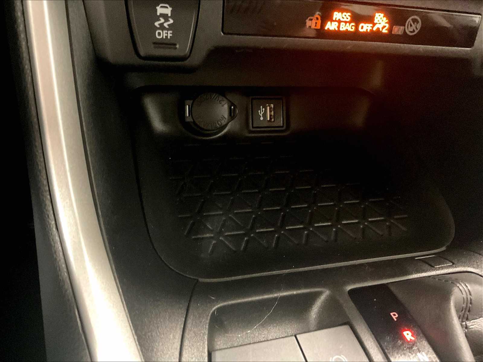 2024 Toyota RAV4 XLE - Photo 26