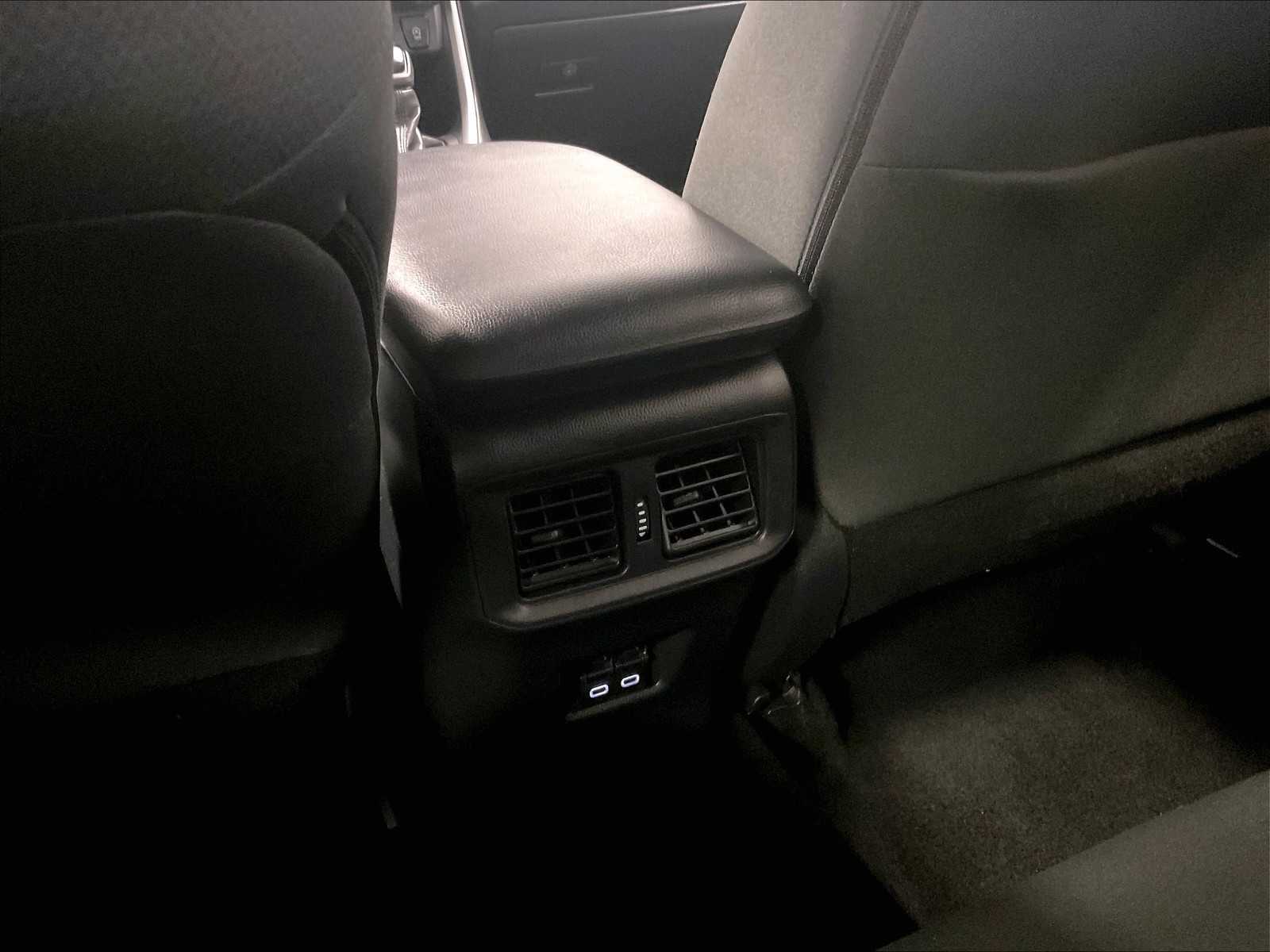 2024 Toyota RAV4 XLE - Photo 27