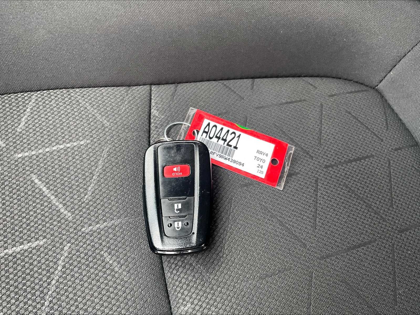 2024 Toyota RAV4 XLE - Photo 30