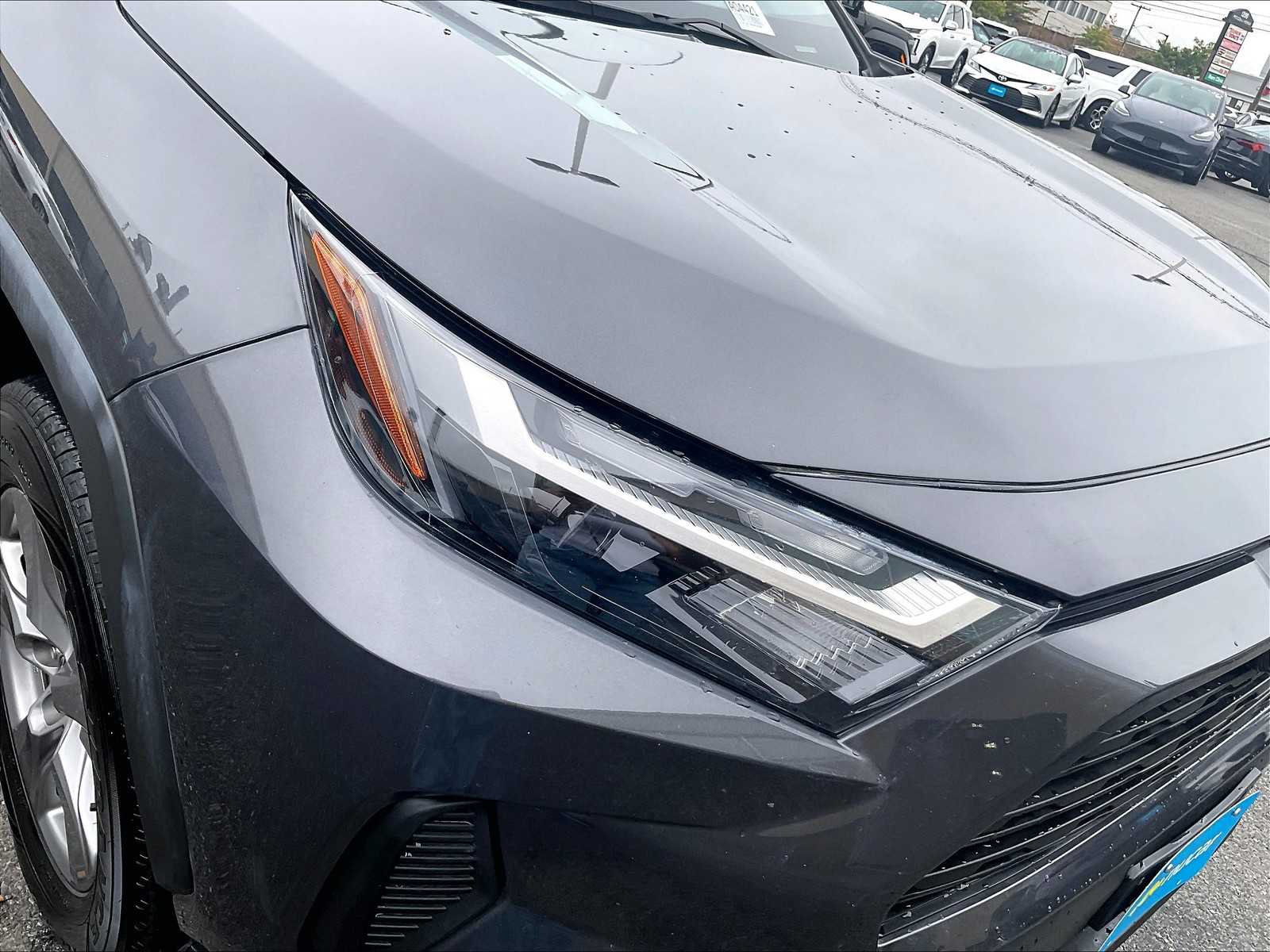 2024 Toyota RAV4 XLE - Photo 32