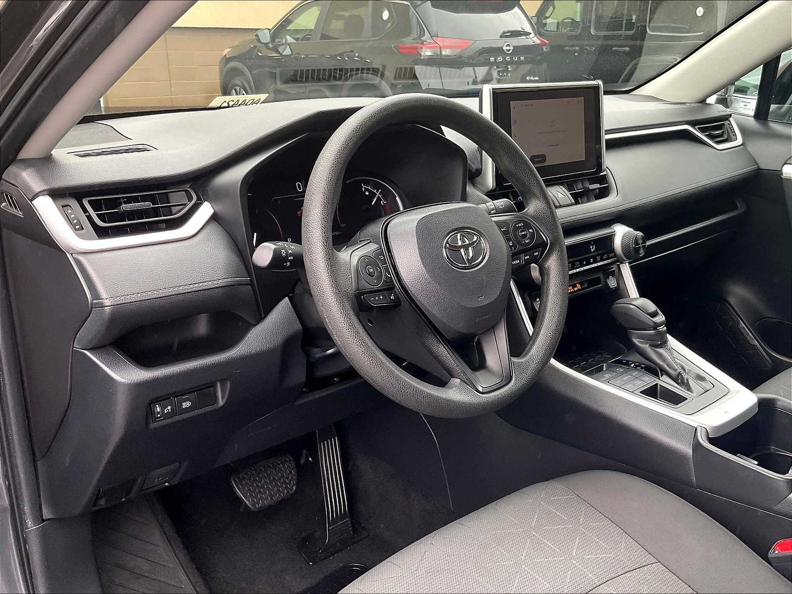 2024 Toyota RAV4 XLE - Photo 8