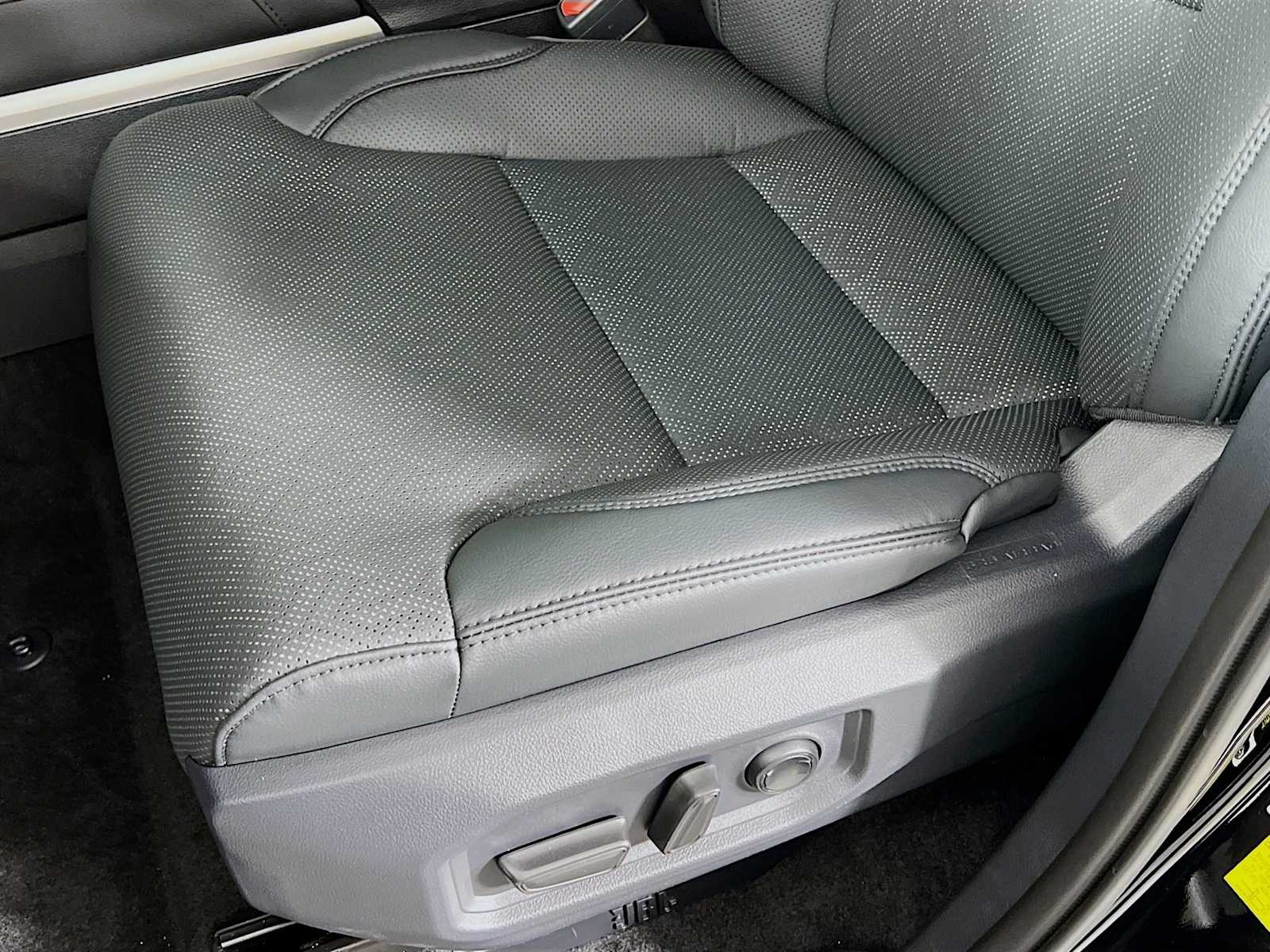 2025 Toyota Tundra Limited Hybrid - Photo 17