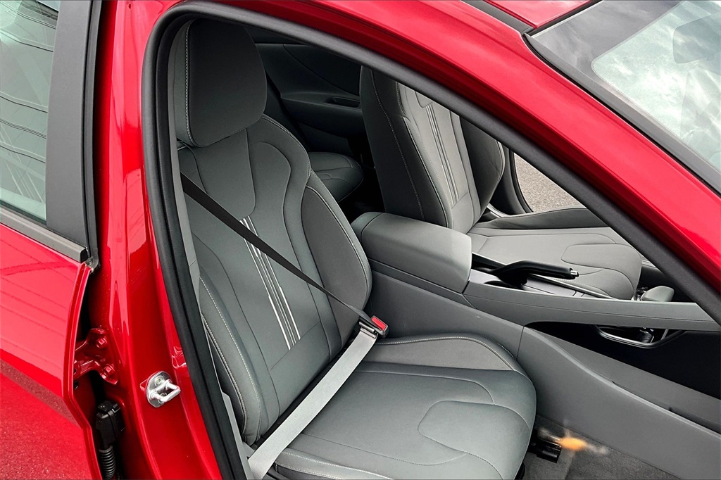 2022 Hyundai Elantra SEL - Photo 11