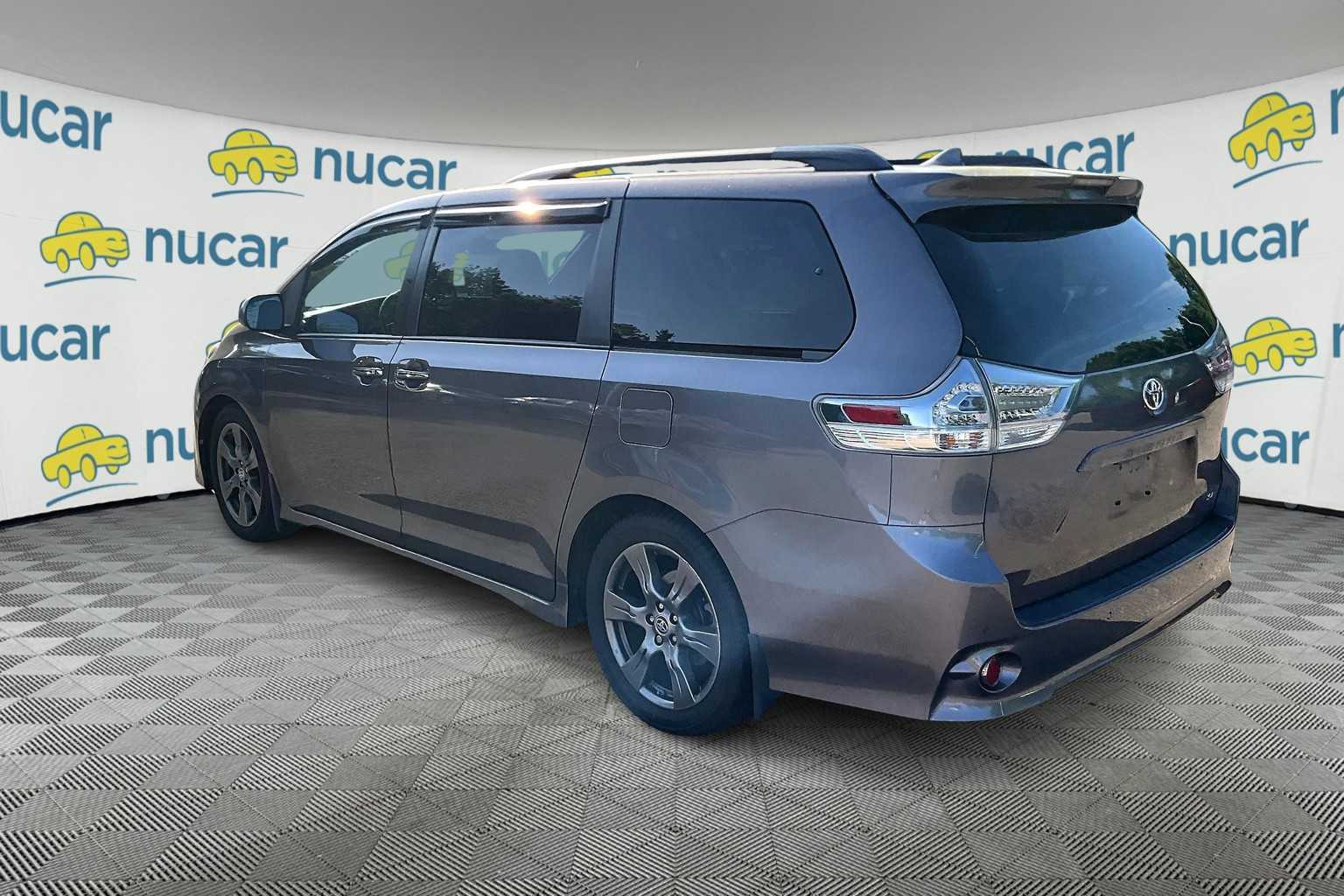 2020 Toyota Sienna SE - Photo 3