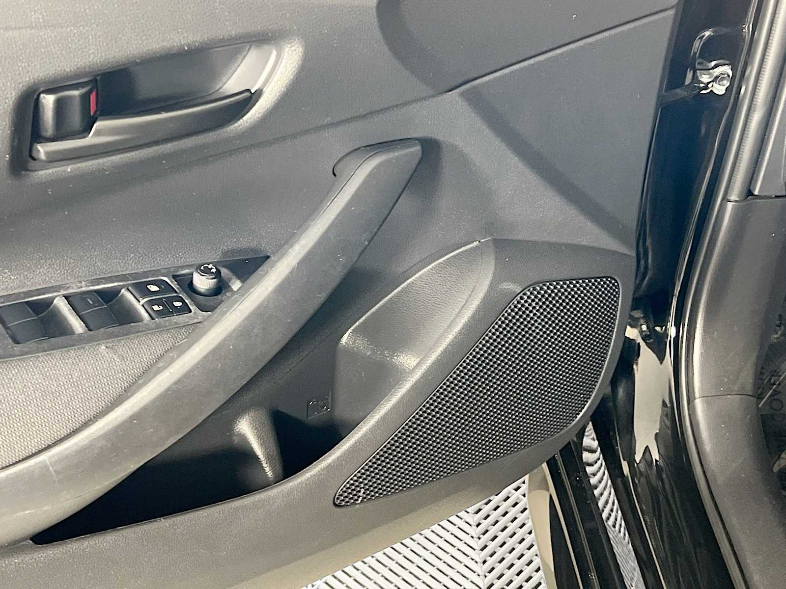 2024 Toyota Corolla LE - Photo 18