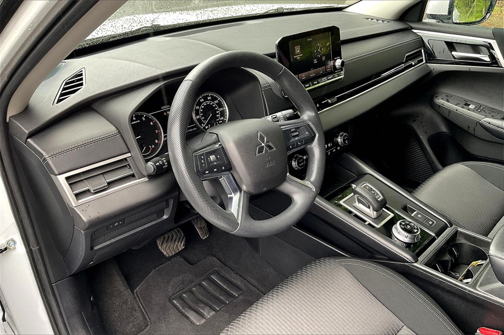 2022 Mitsubishi Outlander ES - Photo 8