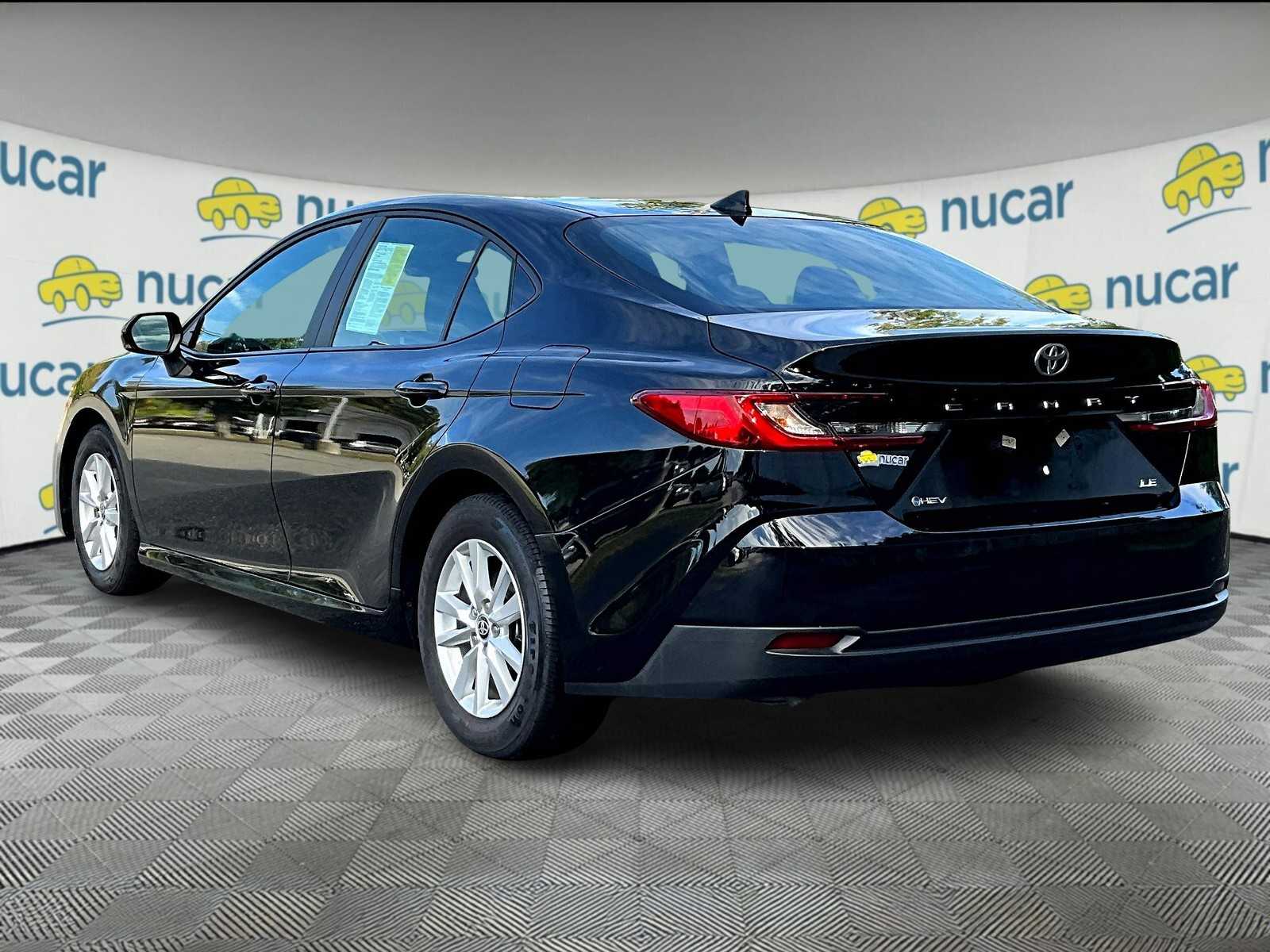 2025 Toyota Camry LE - Photo 4