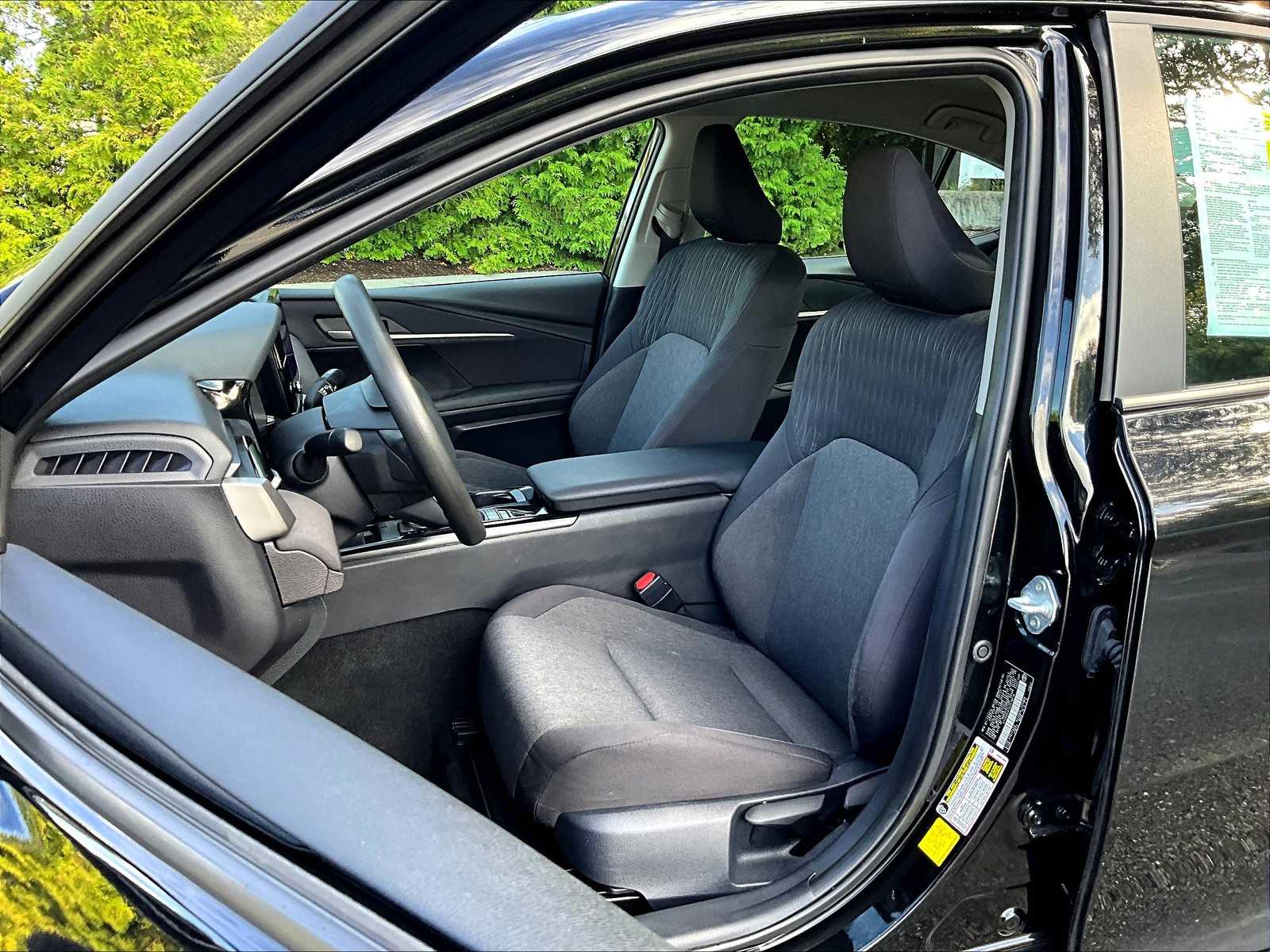 2025 Toyota Camry LE - Photo 10