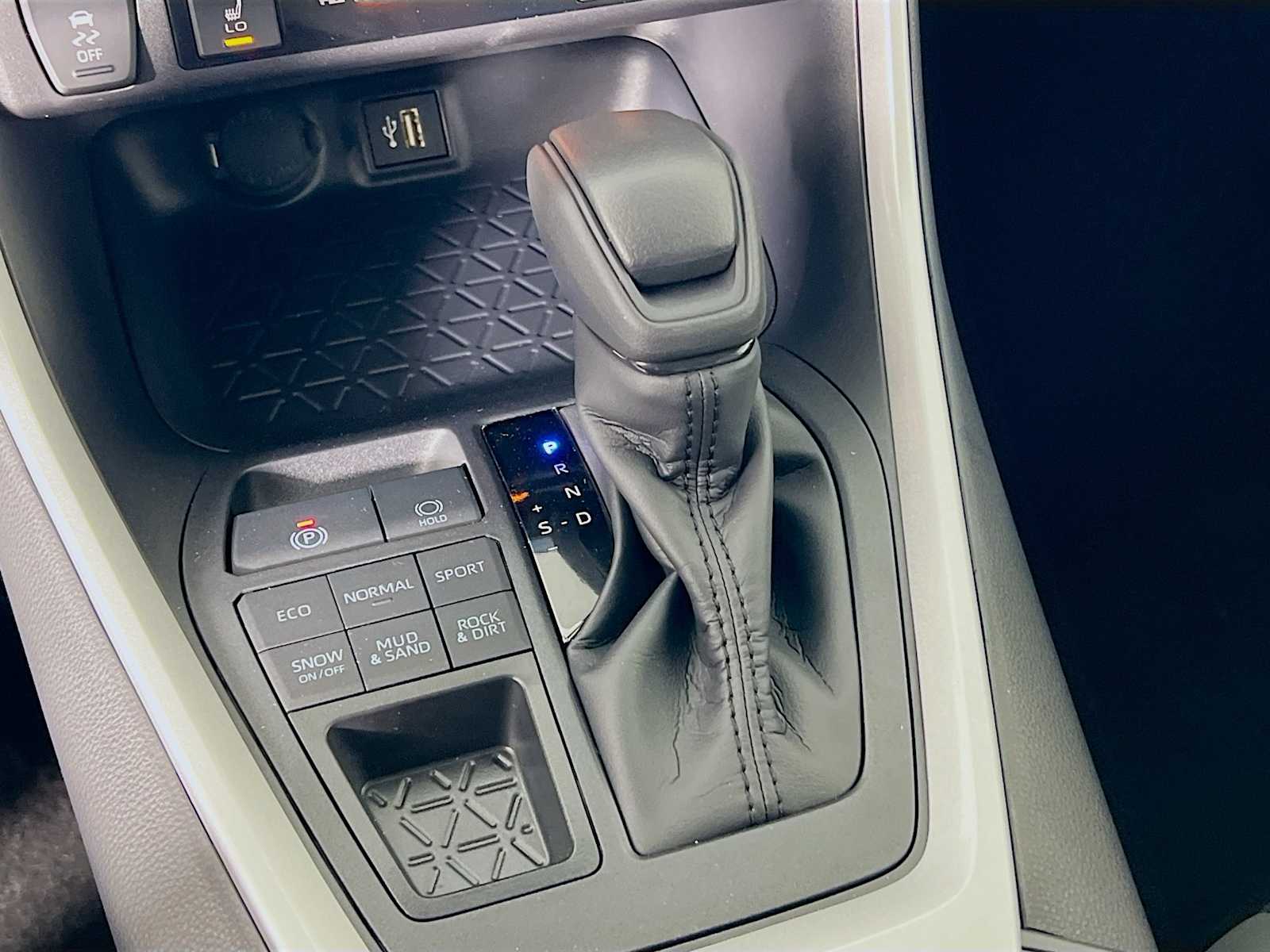 2025 Toyota RAV4 XLE - Photo 11