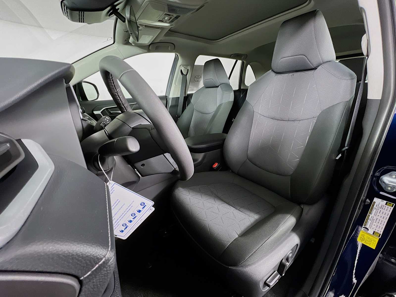 2025 Toyota RAV4 XLE - Photo 12