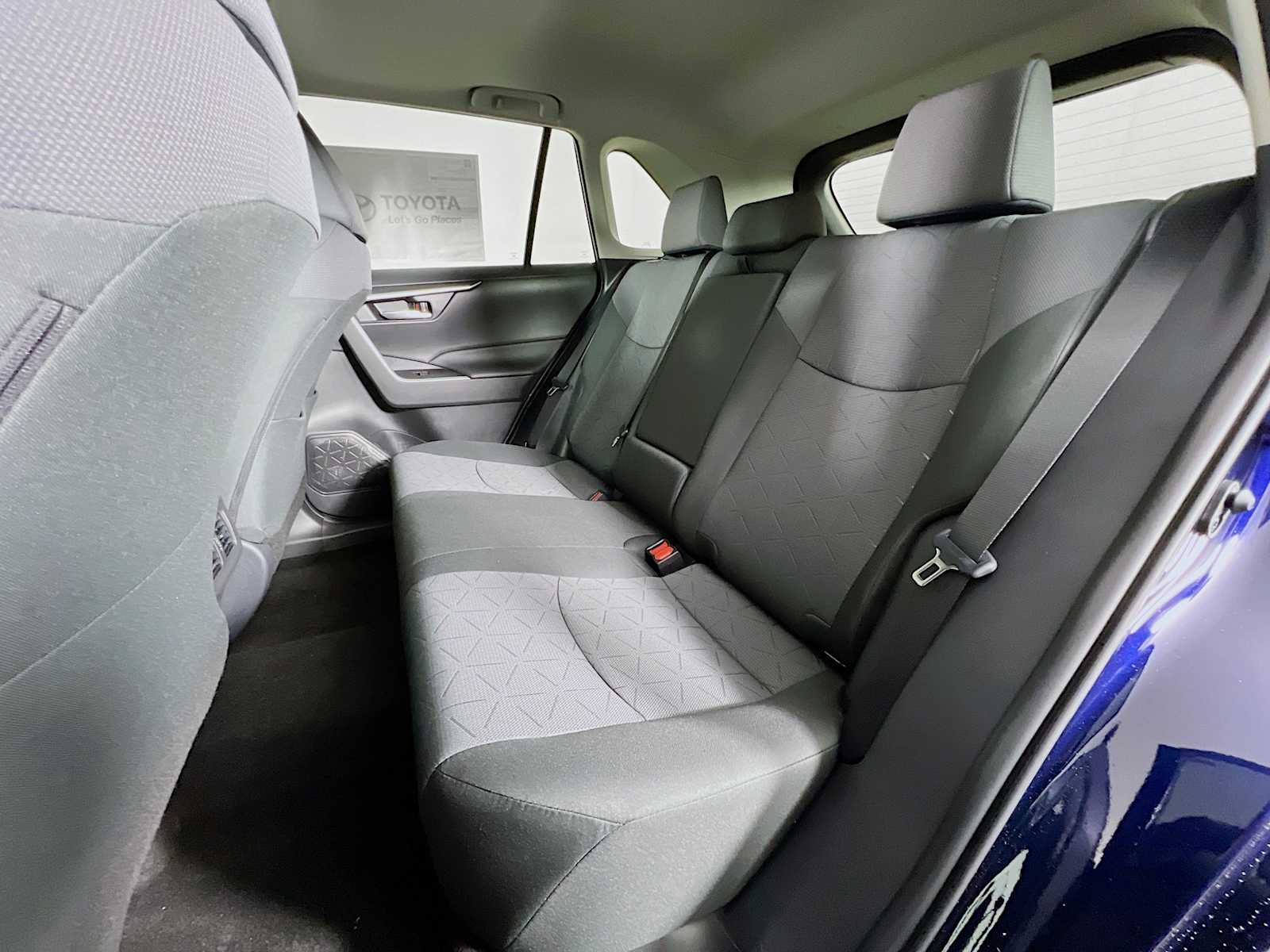 2025 Toyota RAV4 XLE - Photo 13