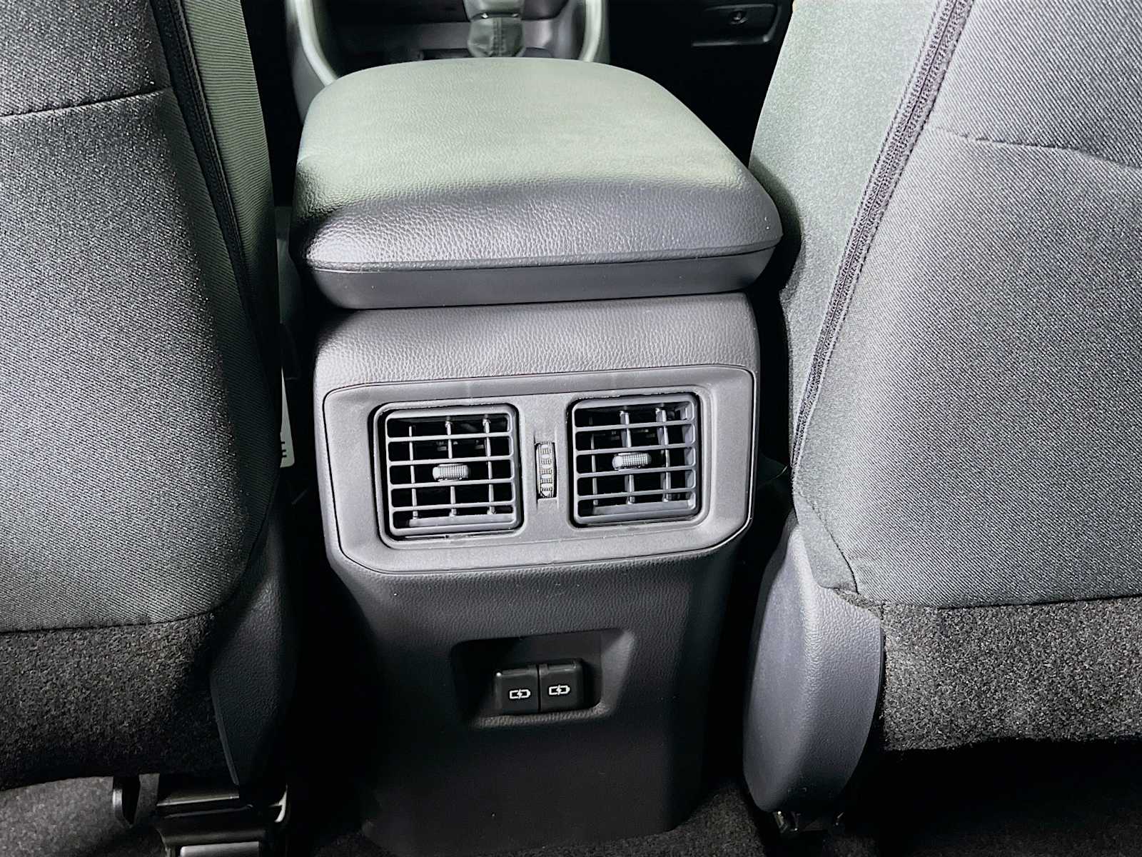 2025 Toyota RAV4 XLE - Photo 14