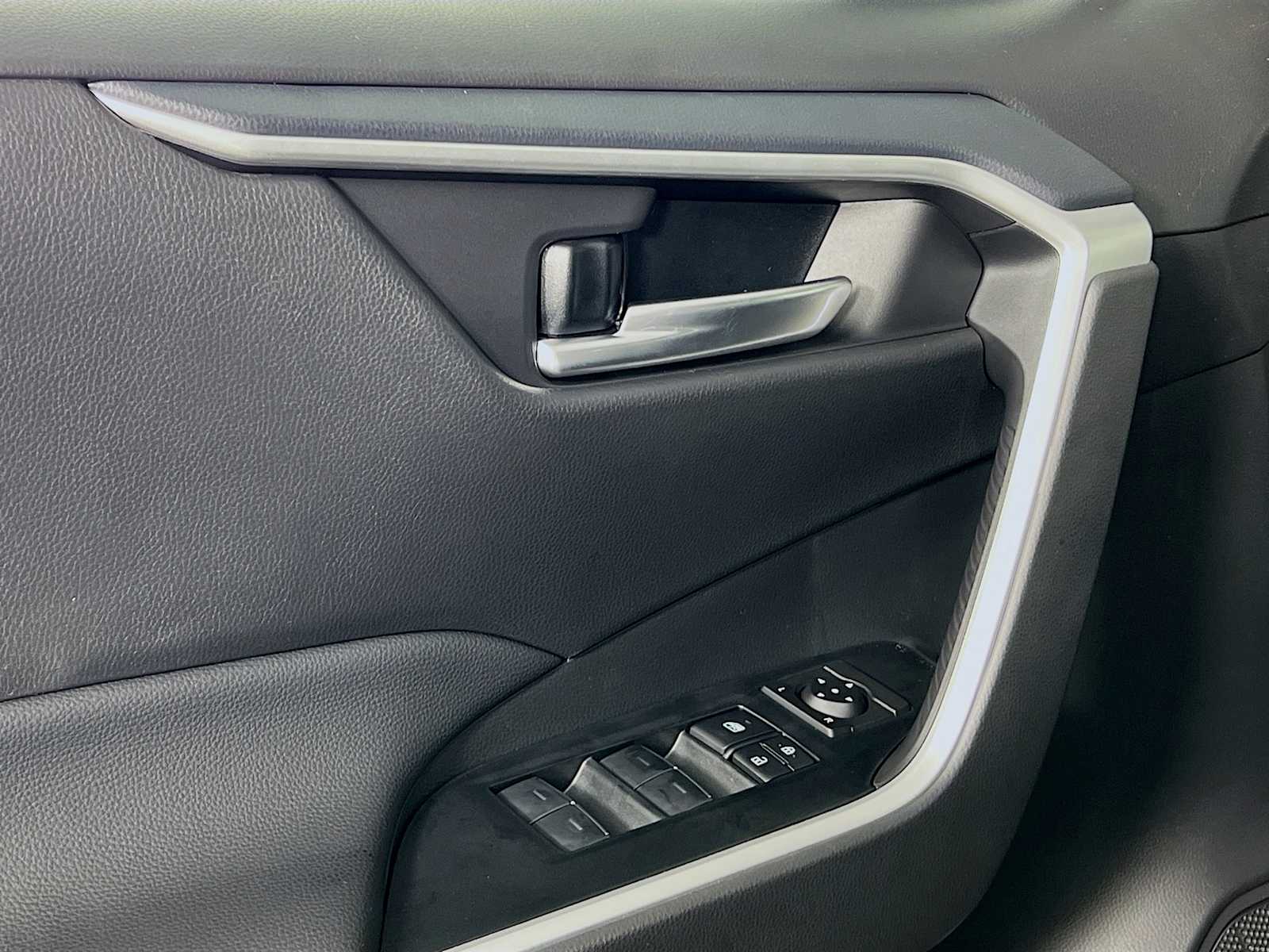 2025 Toyota RAV4 XLE - Photo 16